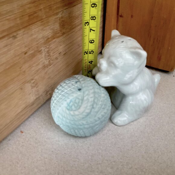 Cat & Yarn | Salt & Pepper | Adorable Kitsch Kitty Set of Kitchenware - Picture 5 of 11